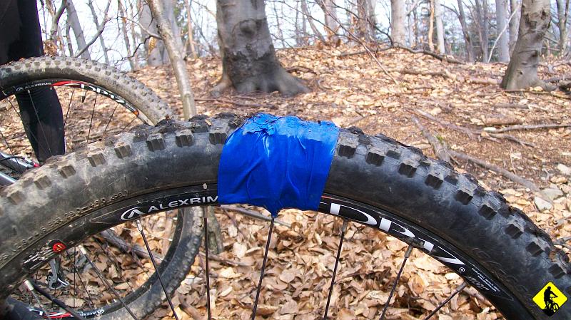 2010-04-20 Beskid Niski 069.jpg - I to nie byle jakiego! Kapeć nad kapciami. Dobrze, że Marcin wozi w plecaku taśmę izolacyjną do rur wodociągowych, dwa duże śrubokręty i scyzoryk, a o zapasowej dętce to już nie wspomnę :) Zastanawiamy się na ile to wytrzyma trudy terenu, ale wykonawca daje gwarancję, mówiąc "Człowieku, wiesz jakie taka taśma ciśnienia wytrzymuje?" Nie podjemowaliśmy tematu ze specjalistą.